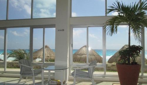 Studio Apartment with Lake and Partial Sea View