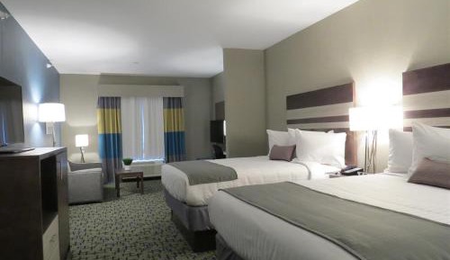 Queen Room with Two Queen Beds and Bath Tub - Disability Access
