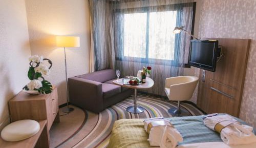 Superior Room with 1 Double Bed and Sofa Garden Side