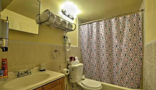 Two Bedroom Apartment with Private Bathroom