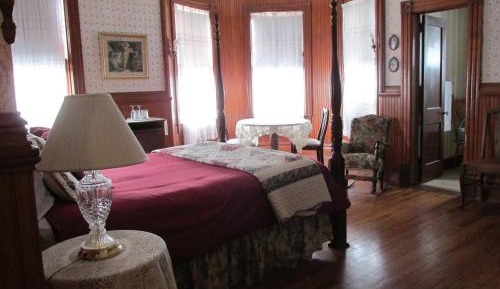Queen Room with Private Bathroom (Captain)