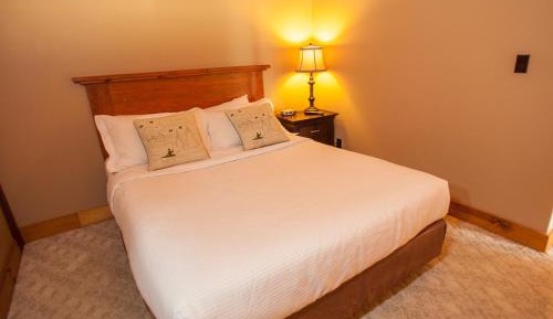 Queen Suite with Spa Bath