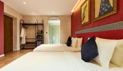 Grand Luxury Twin With Window and Lounge Access