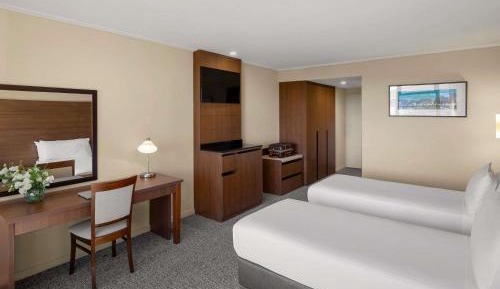 Deluxe King Room with City Side