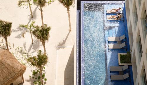 Turquoize Sky Swim Up Ocean Front Master King