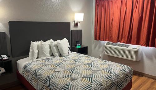 Deluxe Queen Room - Non-Smoking