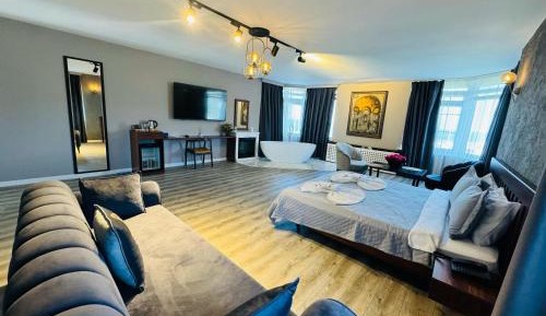Queen Suite with Spa Bath