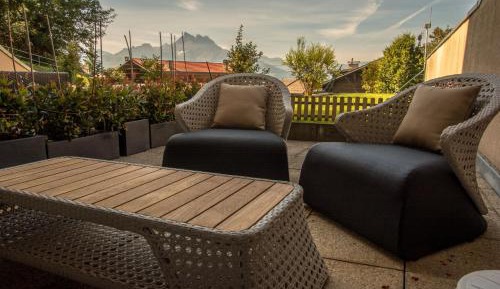 Apartment with Terrace and Mountain View
