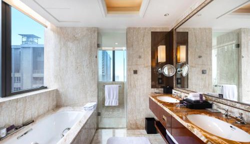 Large One-Bedroom King Suite 