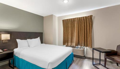 Efficiency Queen Room with Dishwasher - Non Smoking/Interior Hall