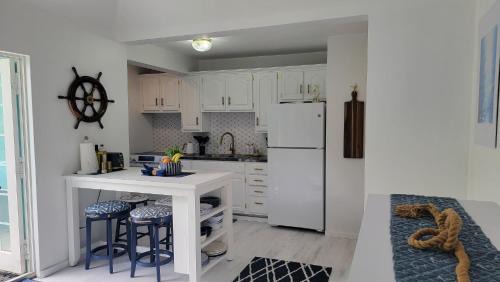 Deluxe One-Bedroom Apartment