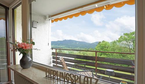 Apartment with Mountain View