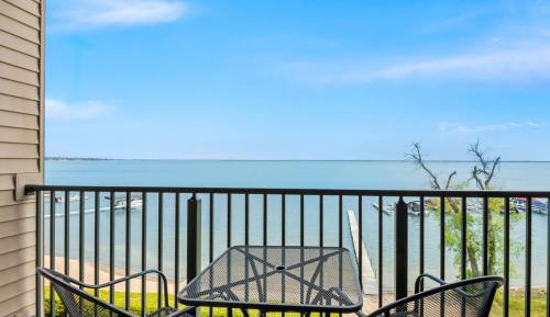 Two Queen Beds with Private Lake View Balcony