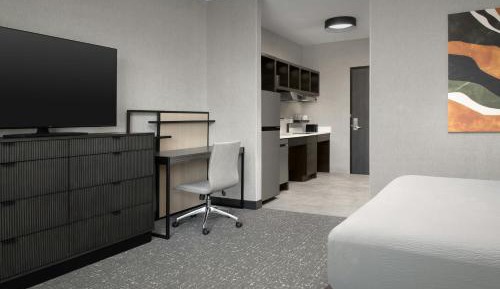 King Studio Suite with Roll-In Shower and Mountain View  - Mobility Accessible