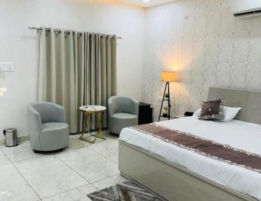 Deluxe Double Room (2 Adults + 1 Child)
