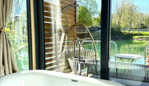 Superior Floating Suite King-Size Bed – Spa Bath and Private Sauna 
