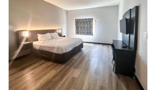 Deluxe King Room - Non-Smoking