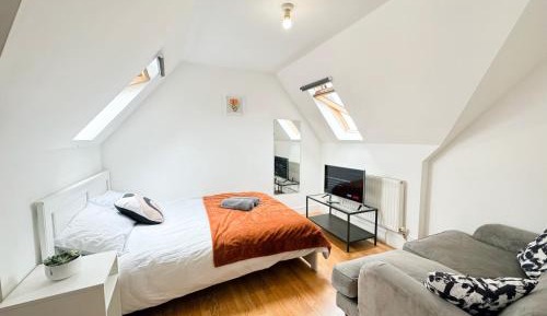 Standard Twin Room with Shared Bathroom