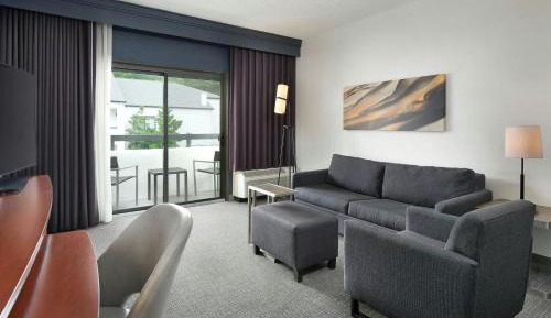 One-Bedroom Suite with Two Double Beds and Courtyard View