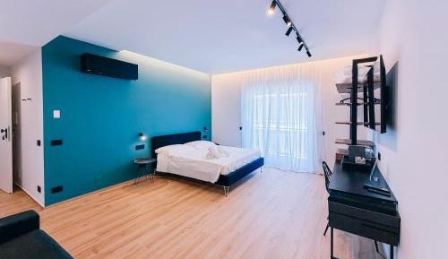 Deluxe Double Room with Side Sea View