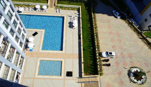 Apartment with Pool View 