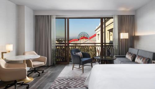 Theme Park View, Larger Studio, 1 King, Sofa bed, Balcony