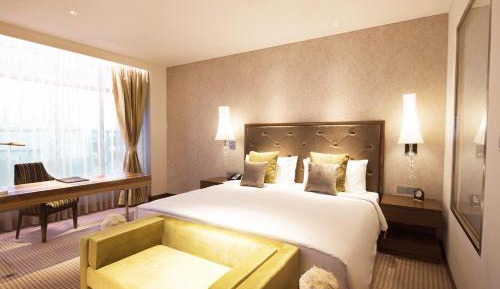 Club King Room with one-way airport transfer & Lounge Access