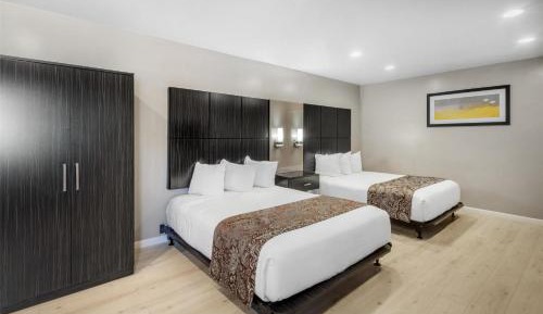 Accessible Queen Room with Communication Assistance
