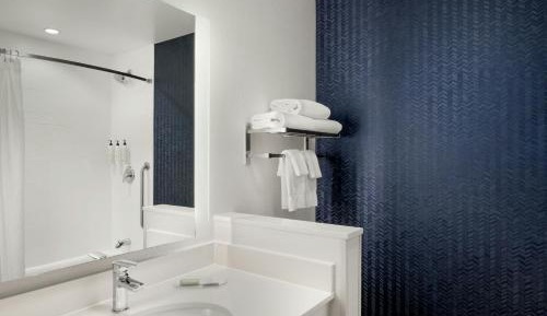 Corner King Studio Suite with Sofa Bed and Adapted Tub - Mobility Accessible