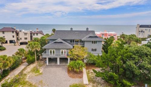 Four-Bedroom Holiday Home