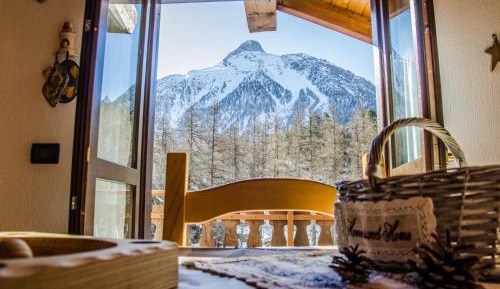 Apartment with Mountain View