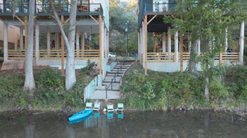 Bungalow - Water Front 