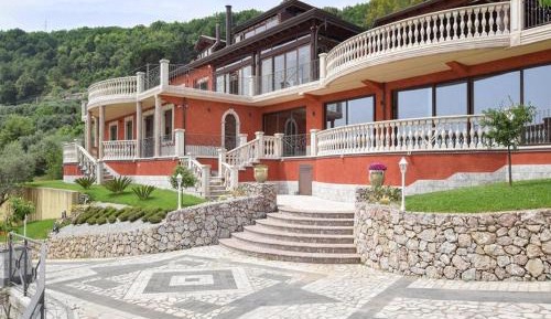 Five-Bedroom Holiday Home