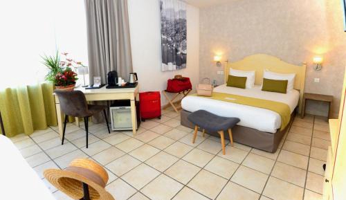 Family Queen Room with Single Bed
