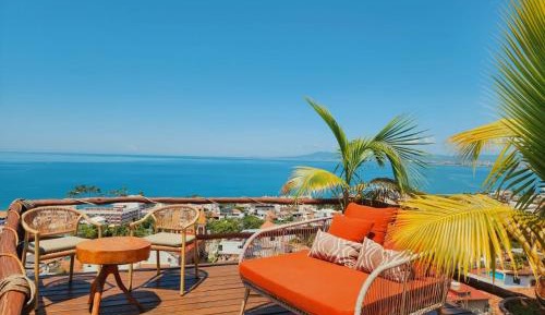 Deluxe One-Bedroom Apartment with Ocean View