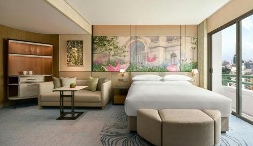 Grand Tower Studio, Club lounge access, Larger Studio