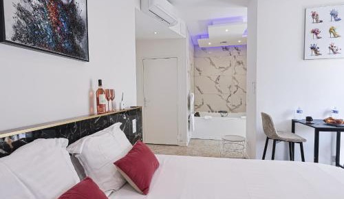Studio with Spa Bath
