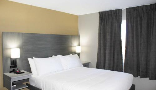Queen Room with Roll-In Shower - Mobility Accessible/Non-Smoking