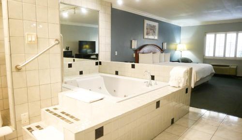 King Suite with Spa Bath- Non-Smoking
