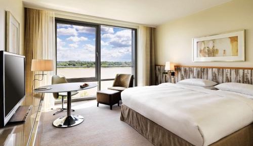 King Room with River View - Club Access