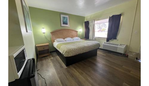 King Bed with Kitchenette Non-Smoking