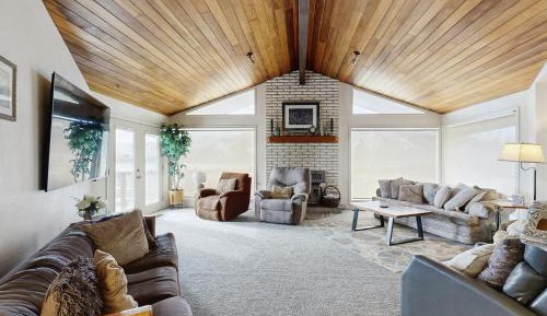 Five Bedroom Holiday Home