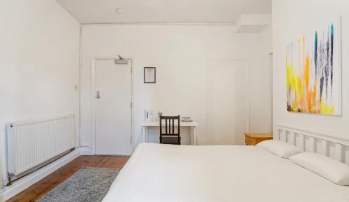 Large Double Room with Shared Bathroom