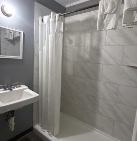 Deluxe Double Room (2 Adults + 1 Child)