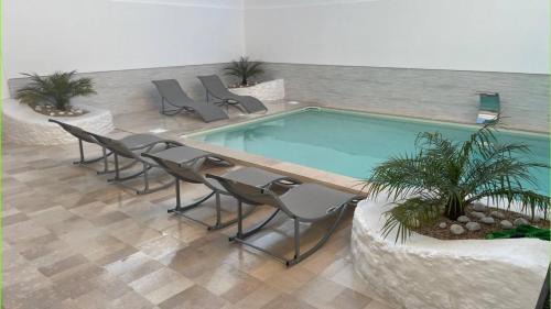Apartment with Pool View 