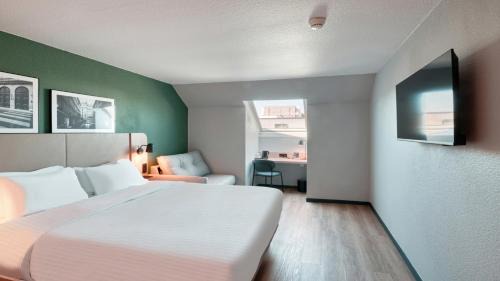 Standard Room - 1 Queen Bed 1 Sofa Bed