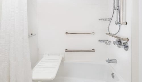 One-Bedroom Queen Suite with Sofa Bed and Adapted Tub - Mobility Accessible
