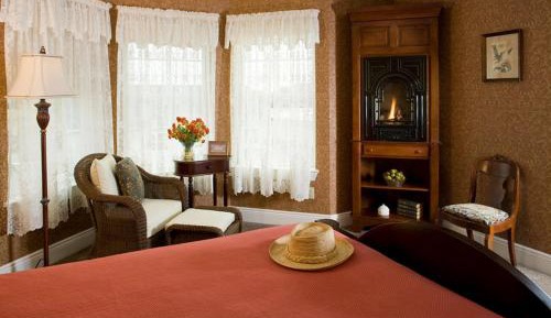 Queen Suite with Spa Bath