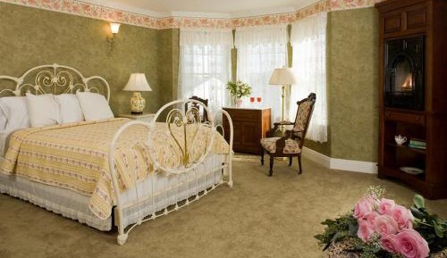 Queen Suite with Spa Bath