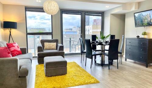 Three-Bedroom Apartment with Balcony